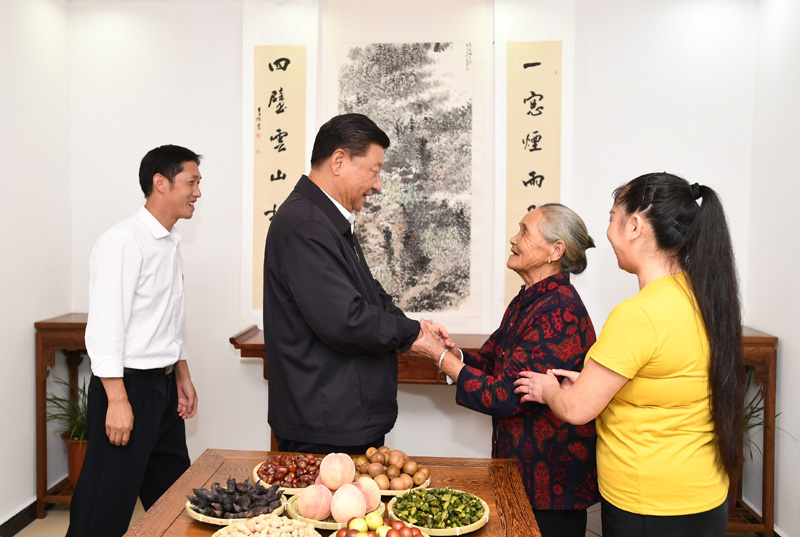 　　9月16日至18日，中共中央總書記、國家主席、中央軍委主席習近平在河南考察。這是16日下午，習近平在信陽市新縣田鋪鄉(xiāng)田鋪大塆“老家寒舍”民宿店，同店主一家親切交談。 新華社記者 謝環(huán)馳 攝