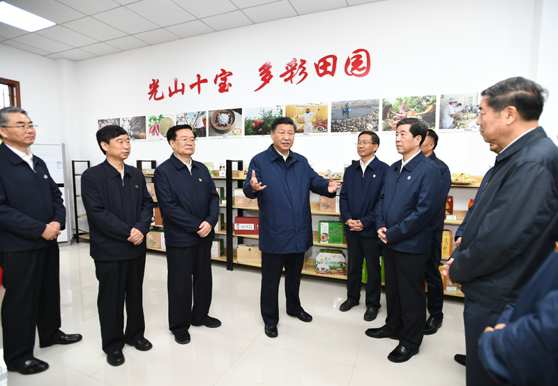 9月16日至18日，中共中央總書記、國家主席、中央軍委主席習近平在河南考察。這是17日上午，習近平在信陽市光山縣文殊鄉(xiāng)東岳村文化接待中心，了解光山縣脫貧工作和中辦在光山縣扶貧工作情況。新華社記者 謝環(huán)馳 攝