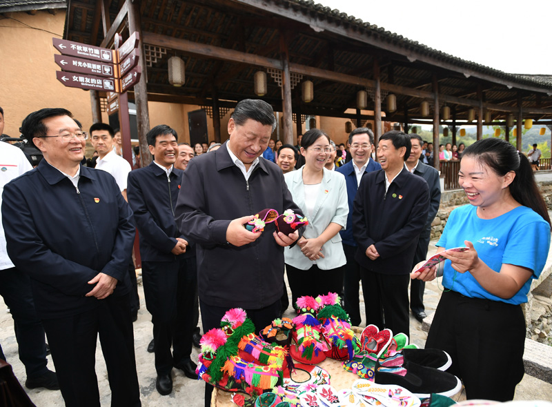 　　9月16日至18日，中共中央總書記、國家主席、中央軍委主席習近平在河南考察。這是16日下午，習近平在信陽市新縣田鋪鄉(xiāng)田鋪大塆考察調(diào)研。 新華社記者 謝環(huán)馳 攝