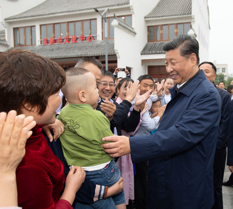 9月16日至18日，中共中央總書記、國家主席、中央軍委主席習近平在河南考察。這是17日上午，習近平在信陽市光山縣文殊鄉(xiāng)東岳村同鄉(xiāng)親們親切交流，祝愿鄉(xiāng)親們生活芝麻開花節(jié)節(jié)高。新華社記者 謝環(huán)馳 攝