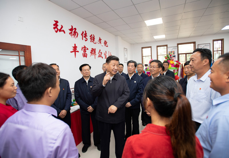 9月16日至18日，中共中央總書記、國家主席、中央軍委主席習近平在河南考察。這是17日上午，習近平在信陽市光山縣文殊鄉(xiāng)東岳村文化接待中心，同當?shù)孛撠氈赂粠ь^人親切交流，勉勵他們帶動更多鄉(xiāng)親們致富。新華社記者 謝環(huán)馳 攝