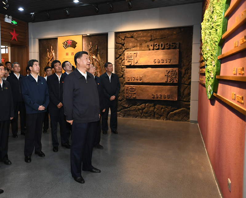 9月16日至18日，中共中央總書記、國家主席、中央軍委主席習近平在河南考察。這是16日下午，習近平來到位于信陽市新縣的鄂豫皖蘇區(qū)首府烈士陵園，瞻仰革命烈士紀念堂。 新華社記者 謝環(huán)馳 攝