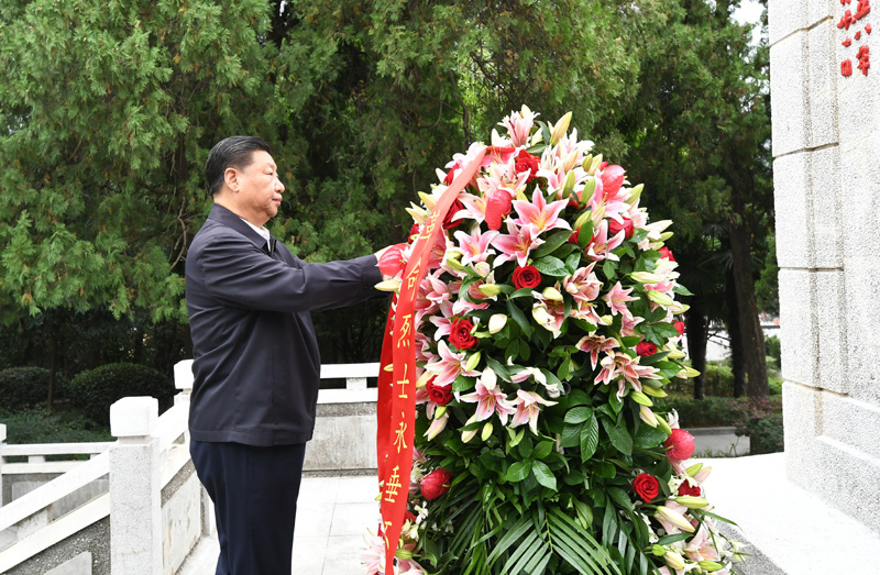 　　9月16日至18日，中共中央總書記、國家主席、中央軍委主席習近平在河南考察。這是16日下午，習近平來到位于信陽市新縣的鄂豫皖蘇區(qū)首府烈士陵園，瞻仰革命烈士紀念碑，向革命先烈敬獻花籃。 新華社記者 謝環(huán)馳 攝