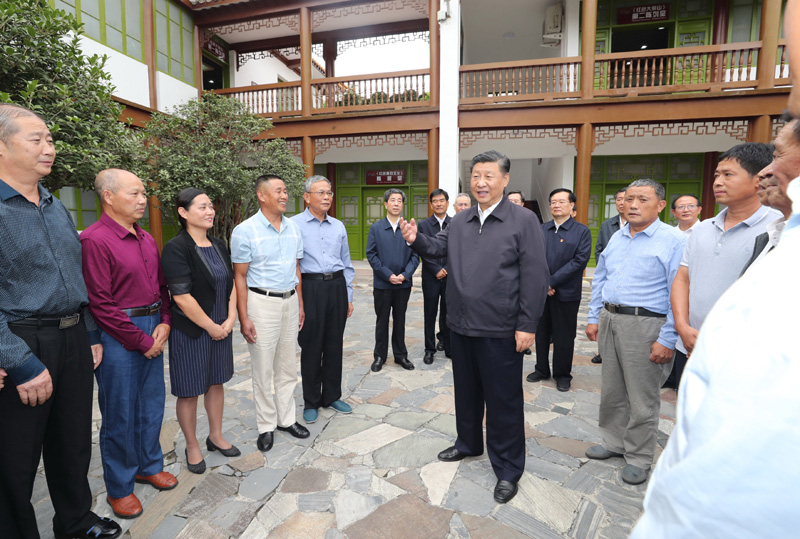 　　9月16日至18日，中共中央總書記、國家主席、中央軍委主席習近平在河南考察。這是16日下午，習近平在位于信陽市新縣的鄂豫皖蘇區(qū)首府革命博物館，同當?shù)丶t軍后代、革命烈士家屬代表親切交談。 新華社記者 鞠鵬 攝