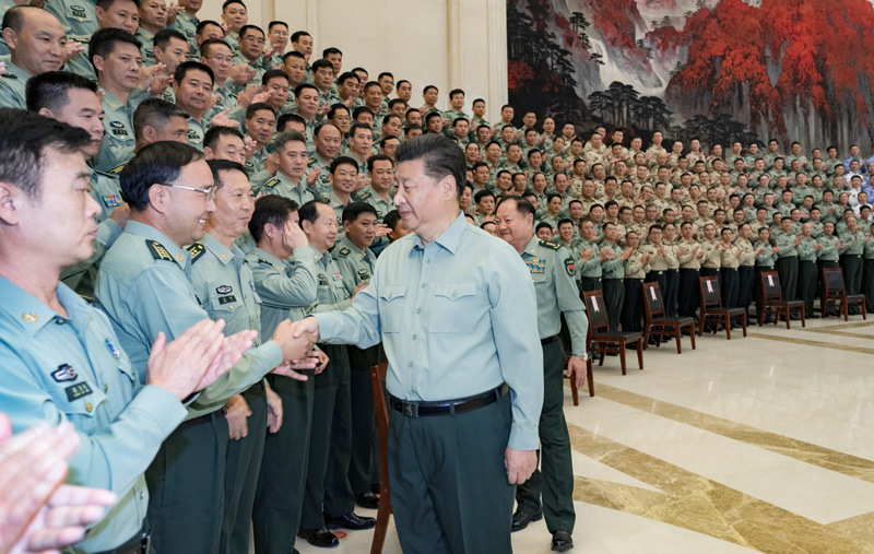 9月16日至18日，中共中央總書記、國家主席、中央軍委主席習近平在河南考察。這是18日上午，習近平在鄭州親切接見駐河南部隊副師職以上領(lǐng)導干部和團級單位主官，代表黨中央和中央軍委向駐河南部隊全體官兵致以誠摯問候。新華社記者 李剛 攝