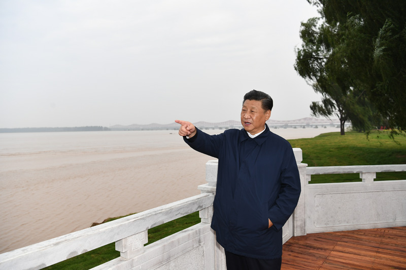 9月16日至18日，中共中央總書記、國家主席、中央軍委主席習近平在河南考察。這是17日下午，習近平在鄭州黃河國家地質(zhì)公園，眺望黃河鄭州段。新華社記者 謝環(huán)馳 攝