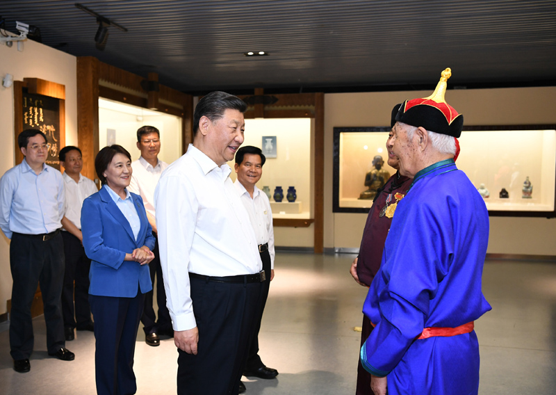 7月15日至16日，中共中央總書記、國家主席、中央軍委主席習近平在內(nèi)蒙古考察并指導(dǎo)開展“不忘初心、牢記使命”主題教育。這是15日上午，習近平在赤峰博物館同古典民族史詩《格薩（斯）爾》非物質(zhì)文化遺產(chǎn)傳承人親切交談。