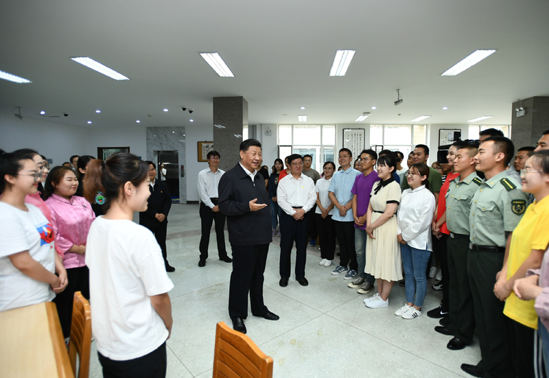 7月15日至16日，中共中央總書記、國家主席、中央軍委主席習近平在內(nèi)蒙古考察并指導(dǎo)開展“不忘初心、牢記使命”主題教育。這是16日上午，習近平在內(nèi)蒙古大學圖書館同學生們親切交談，勉勵他們志存高遠、腳踏實地、發(fā)奮圖強。