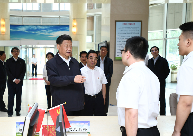 7月15日至16日，中共中央總書記、國家主席、中央軍委主席習近平在內(nèi)蒙古考察并指導(dǎo)開展“不忘初心、牢記使命”主題教育。這是16日上午，習近平在內(nèi)蒙古自治區(qū)自然資源廳自然資源政務(wù)大廳同工作人員交談，了解開展主題教育和落實便捷高效政務(wù)服務(wù)等情況。