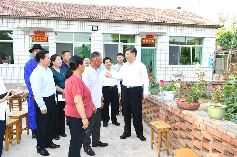 7月15日至16日，中共中央總書記、國家主席、中央軍委主席習近平在內(nèi)蒙古考察并指導(dǎo)開展“不忘初心、牢記使命”主題教育。這是15日下午，習近平在赤峰市喀喇沁旗河南街道馬鞍山村村民張國利家，同基層干部群眾代表親切交流。