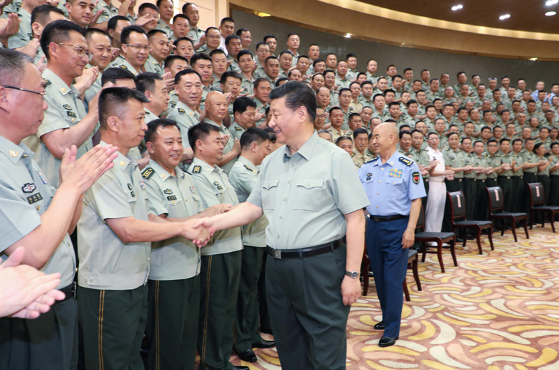 7月15日至16日，中共中央總書記、國家主席、中央軍委主席習近平在內(nèi)蒙古考察并指導(dǎo)開展“不忘初心、牢記使命”主題教育。這是16日上午，習近平在呼和浩特親切接見駐內(nèi)蒙古部隊副師職以上領(lǐng)導(dǎo)干部和團級單位主官，代表黨中央和中央軍委向駐內(nèi)蒙古部隊全體官兵致以誠摯問候。