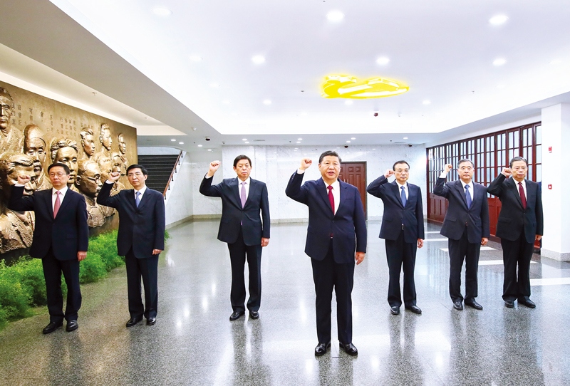　2017年10月31日，中共中央總書記、國家主席、中央軍委主席習(xí)近平帶領(lǐng)中共中央政治局常委李克強(qiáng)、栗戰(zhàn)書、汪洋、王滬寧、趙樂際、韓正，瞻仰上海中共一大會(huì)址和浙江嘉興南湖紅船。這是31日上午，在上海中共一大會(huì)址紀(jì)念館，習(xí)近平帶領(lǐng)其他中共中央政治局常委同志一起重溫入黨誓詞。 新華社記者 蘭紅光/攝