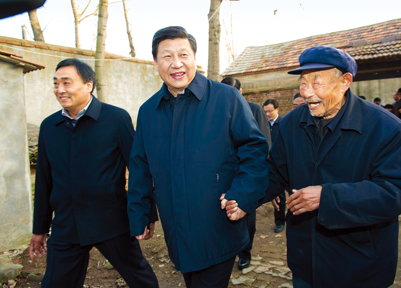 　2013年11月24日至28日，中共中央總書記、國家主席、中央軍委主席習(xí)近平在山東考察。 這是25日下午，習(xí)近平在地處沂蒙老區(qū)的臨沭縣曹莊鎮(zhèn)朱村親切地拉著83歲的“老支前”王克昌的手去他家看望。 新華社記者 謝環(huán)馳/攝