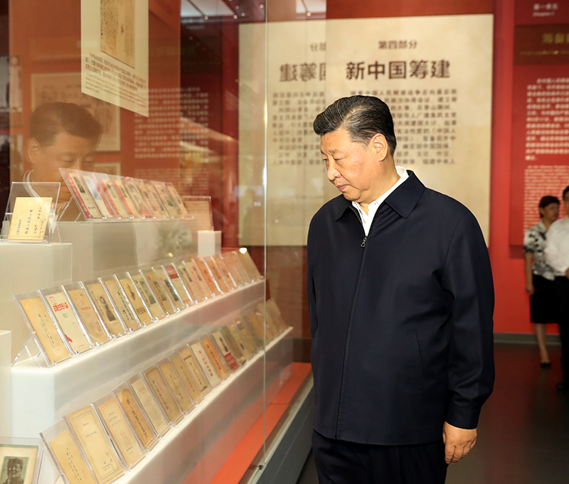 9月12日，中共中央總書記、國家主席、中央軍委主席習近平視察中共中央北京香山革命紀念地。這是習近平在香山革命紀念館參觀《為新中國奠基》主題展覽。