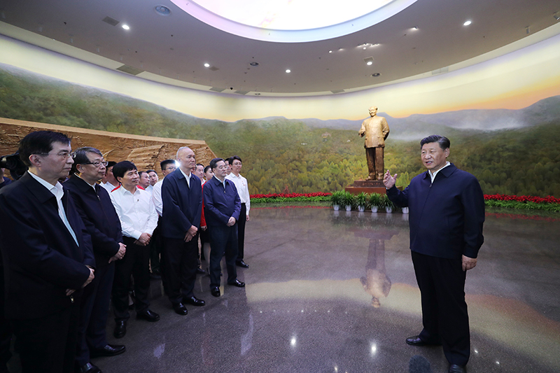 9月12日，中共中央總書記、國家主席、中央軍委主席習近平視察中共中央北京香山革命紀念地。這是習近平在香山革命紀念館參觀《為新中國奠基》主題展覽，并發(fā)表重要講話。