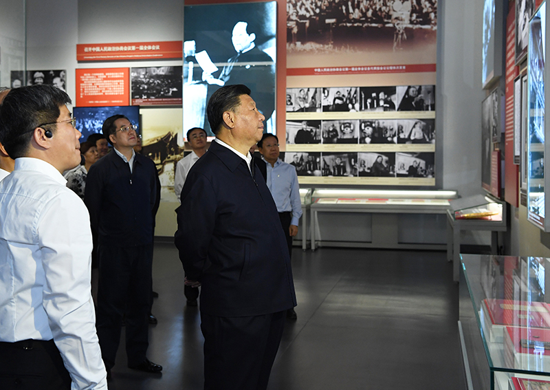 9月12日，中共中央總書記、國家主席、中央軍委主席習近平視察中共中央北京香山革命紀念地。這是習近平在香山革命紀念館參觀《為新中國奠基》主題展覽。