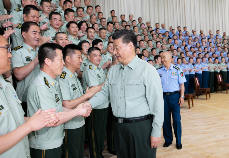 8月22日，中共中央總書記、國(guó)家主席、中央軍委主席習(xí)近平到空軍某基地視察。這是習(xí)近平親切接見駐甘肅部隊(duì)副師職以上領(lǐng)導(dǎo)干部和團(tuán)級(jí)單位主官。