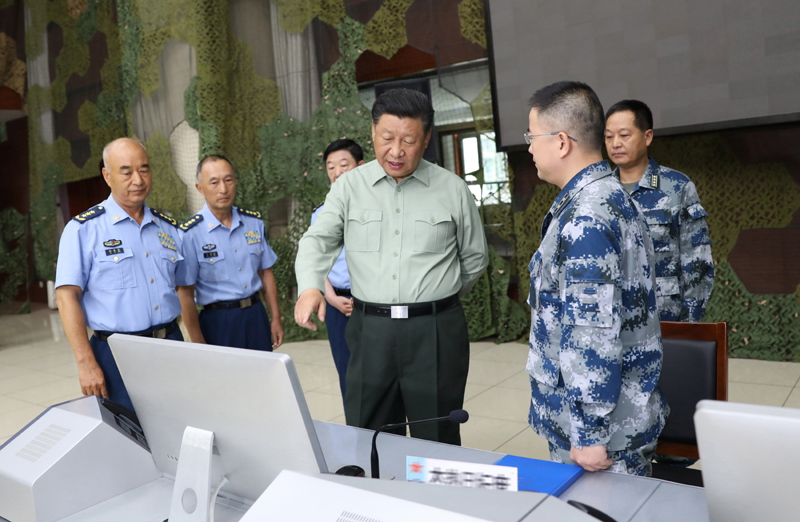8月22日，中共中央總書記、國(guó)家主席、中央軍委主席習(xí)近平到空軍某基地視察。這是習(xí)近平察看基地作戰(zhàn)指揮中心，了解戰(zhàn)備值班和訓(xùn)練情況。