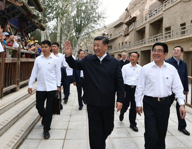 8月19日至22日，中共中央總書記、國(guó)家主席、中央軍委主席習(xí)近平在甘肅考察。這是19日下午，習(xí)近平在敦煌莫高窟考察調(diào)研時(shí)，向正在參觀的游客親切招手致意。