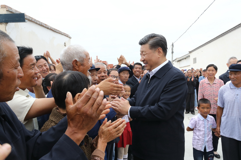8月19日至22日，中共中央總書記、國(guó)家主席、中央軍委主席習(xí)近平在甘肅考察。這是21日上午，習(xí)近平在武威市古浪縣黃花灘生態(tài)移民區(qū)富民新村同村民親切交談。