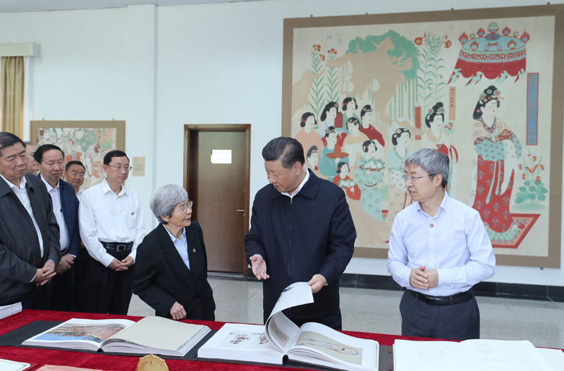 8月19日至22日，中共中央總書記、國(guó)家主席、中央軍委主席習(xí)近平在甘肅考察。這是19日下午，習(xí)近平在敦煌研究院察看珍藏文物和學(xué)術(shù)成果展示，了解文物保護(hù)和研究、弘揚(yáng)優(yōu)秀歷史文化情況。