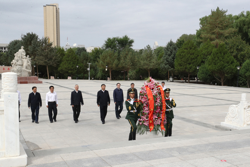 8月19日至22日，中共中央總書記、國(guó)家主席、中央軍委主席習(xí)近平在甘肅考察。這是20日上午，習(xí)近平來到張掖市高臺(tái)縣，瞻仰中國(guó)工農(nóng)紅軍西路軍紀(jì)念碑，向革命先烈敬獻(xiàn)花籃。
