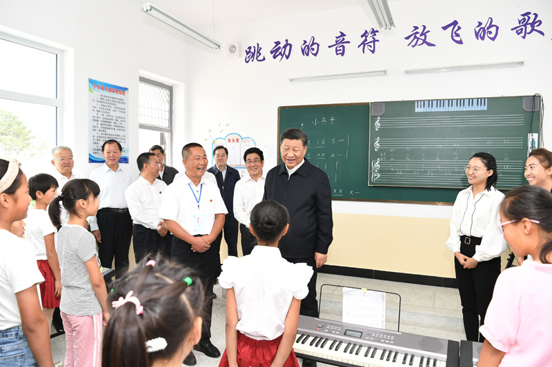 8月19日至22日，中共中央總書記、國(guó)家主席、中央軍委主席習(xí)近平在甘肅考察。這是21日上午，習(xí)近平在武威市古浪縣黃花灘生態(tài)移民區(qū)富民新村富民小學(xué)的音樂教室，認(rèn)真觀看正在進(jìn)行的音樂課教學(xué)。