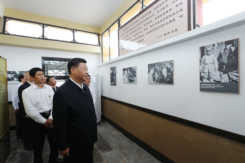 8月19日至22日，中共中央總書記、國(guó)家主席、中央軍委主席習(xí)近平在甘肅考察。這是20日下午，習(xí)近平在張掖市山丹培黎學(xué)校參觀學(xué)校創(chuàng)辦人路易·艾黎故居。