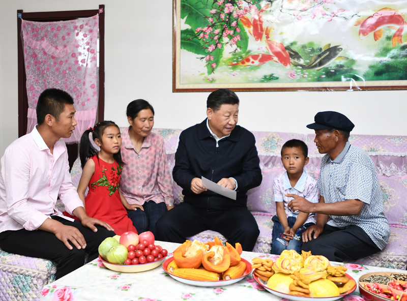 8月19日至22日，中共中央總書記、國(guó)家主席、中央軍委主席習(xí)近平在甘肅考察。這是21日上午，習(xí)近平在武威市古浪縣黃花灘生態(tài)移民區(qū)富民新村村民李應(yīng)川家，同李應(yīng)川一家拉家常。