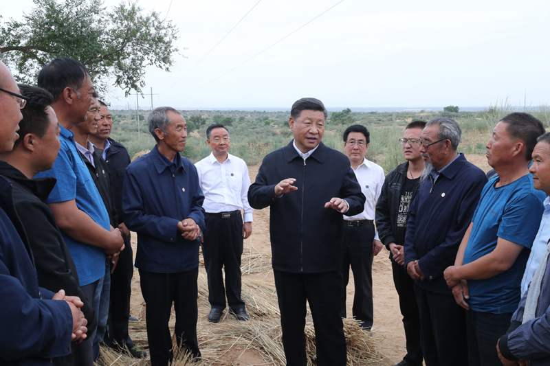 8月19日至22日，中共中央總書記、國(guó)家主席、中央軍委主席習(xí)近平在甘肅考察。這是21日上午，習(xí)近平在武威市古浪縣八步沙林場(chǎng)同“六老漢”代表及林場(chǎng)職工親切交談。