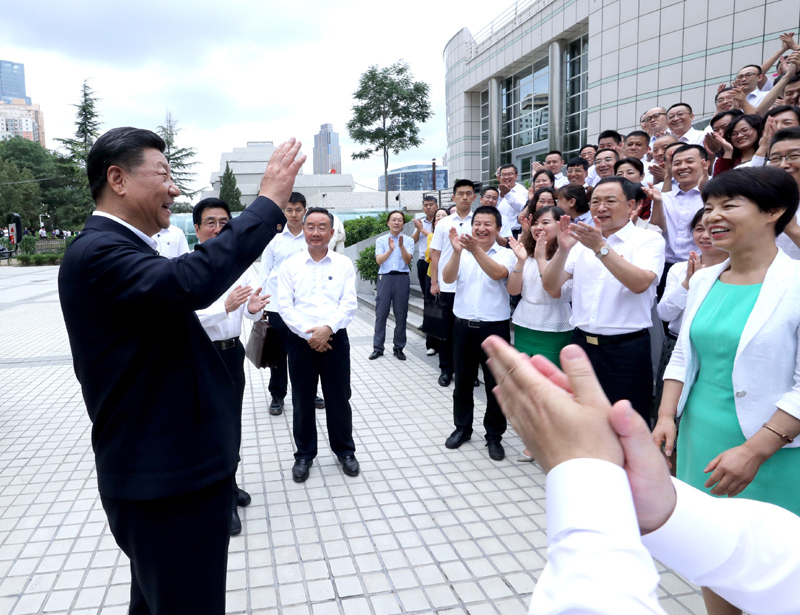 8月19日至22日，中共中央總書記、國(guó)家主席、中央軍委主席習(xí)近平在甘肅考察。這是21日下午，習(xí)近平在讀者出版集團(tuán)有限公司同工作人員親切交談。
