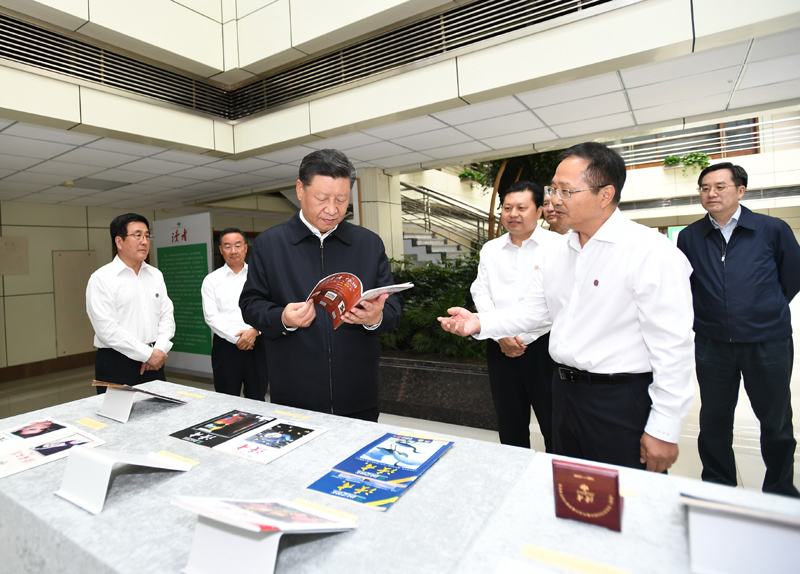 8月19日至22日，中共中央總書記、國(guó)家主席、中央軍委主席習(xí)近平在甘肅考察。這是21日下午，習(xí)近平在讀者出版集團(tuán)有限公司考察。