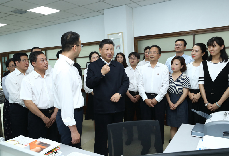 8月19日至22日，中共中央總書記、國(guó)家主席、中央軍委主席習(xí)近平在甘肅考察。這是21日下午，習(xí)近平在《讀者》編輯部同工作人員交流，勉勵(lì)他們?yōu)槿嗣裉峁└鄡?yōu)秀精神食糧。