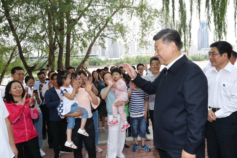 8月19日至22日，中共中央總書記、國(guó)家主席、中央軍委主席習(xí)近平在甘肅考察。這是21日下午，習(xí)近平在蘭州市黃河治理蘭鐵泵站項(xiàng)目點(diǎn)同正在休閑的群眾親切交談。