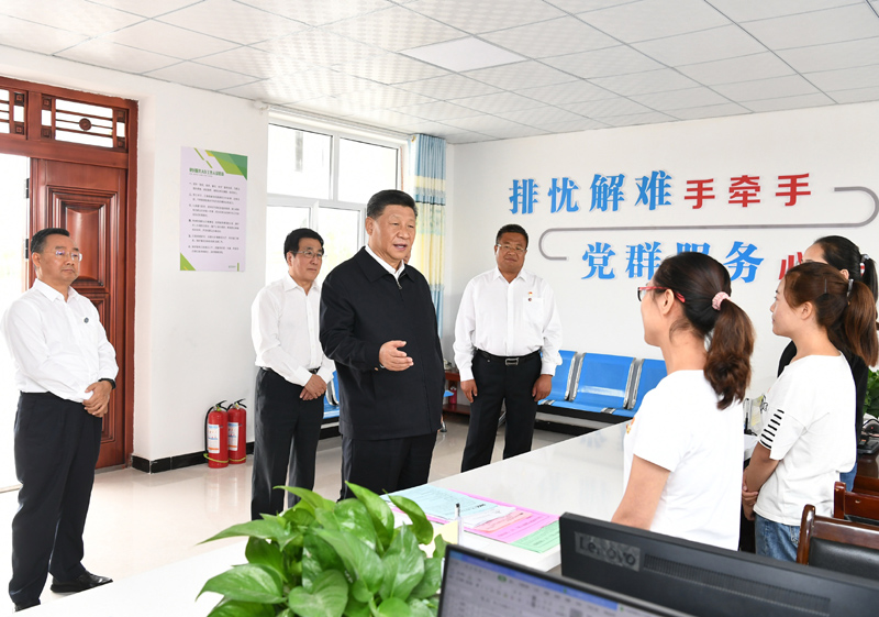 8月19日至22日，中共中央總書記、國(guó)家主席、中央軍委主席習(xí)近平在甘肅考察。這是21日上午，習(xí)近平在武威市古浪縣黃花灘生態(tài)移民區(qū)富民新村黨群服務(wù)中心考察。